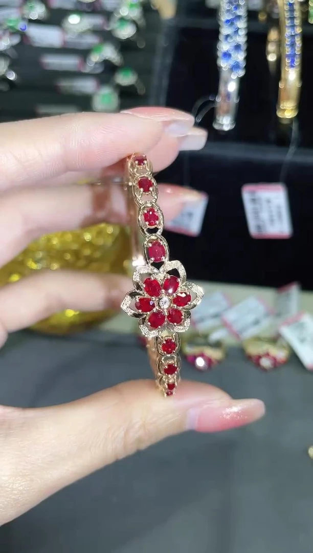 18K金镶嵌天然红宝石手镯花朵