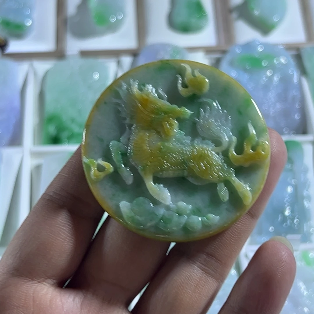 翡翠未镶嵌颈饰麒麟
