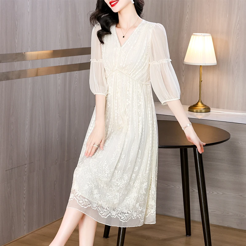 （唯美风）2025年蚕 丝V领2025刺绣时尚长裙显瘦高腰连衣裙
