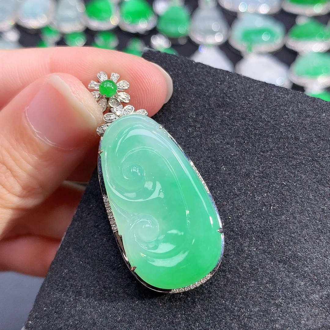 颈饰18K金镶嵌翡翠