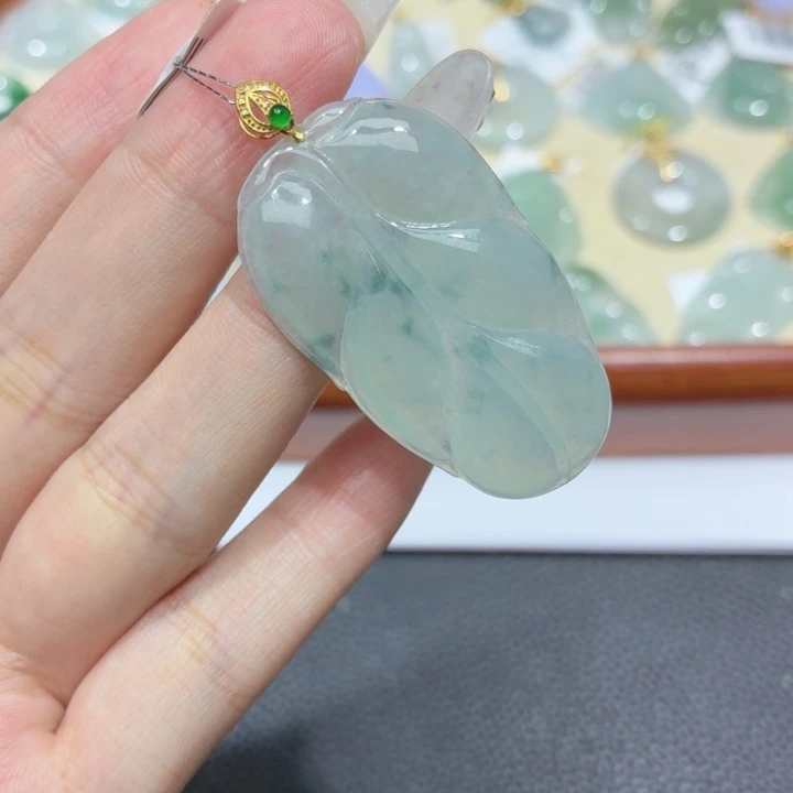 颈饰18K金镶嵌翡翠