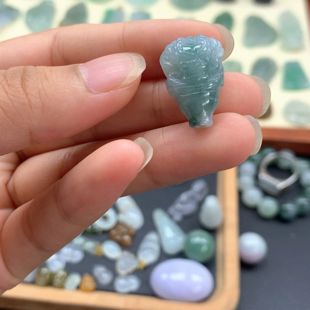 翡翠未镶嵌颈饰三通