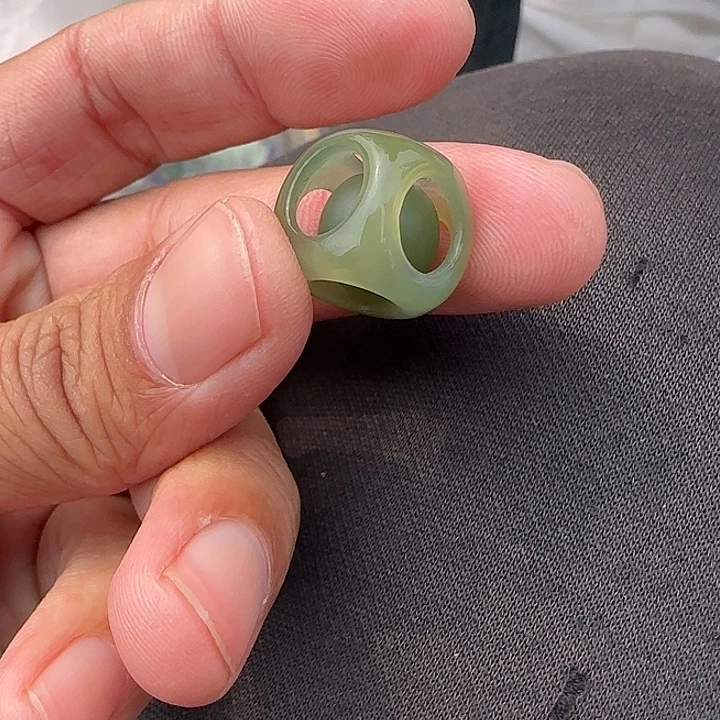 和田玉颈饰未镶嵌诶****！