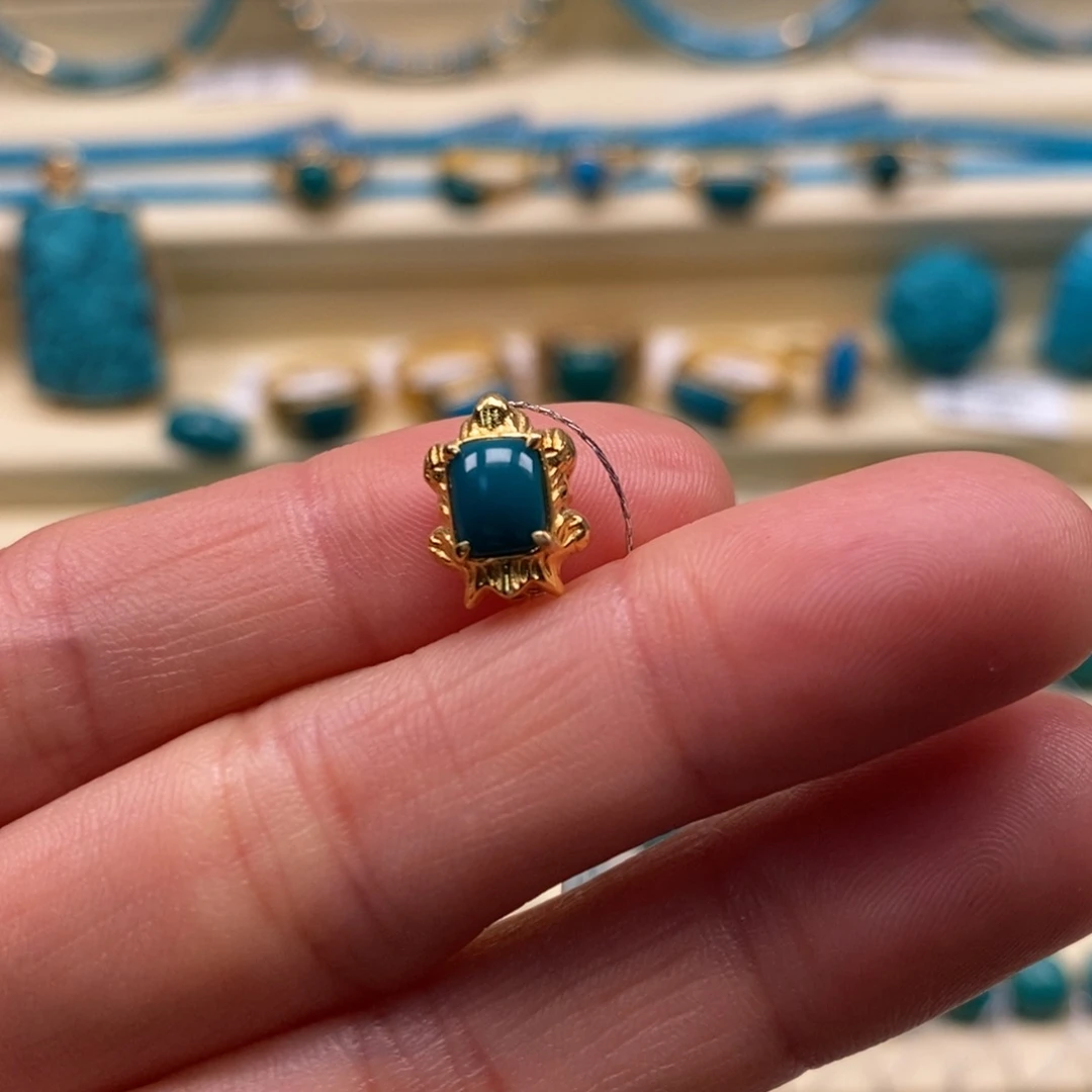 绿松石18K金镶嵌珠宝奇石魔瞳背云