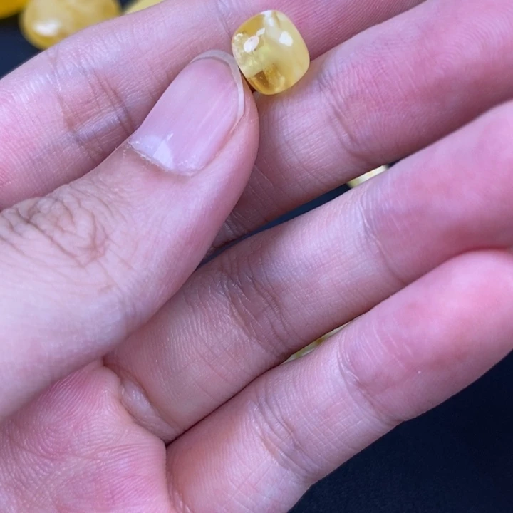 未镶嵌琥珀裸石微瑕66