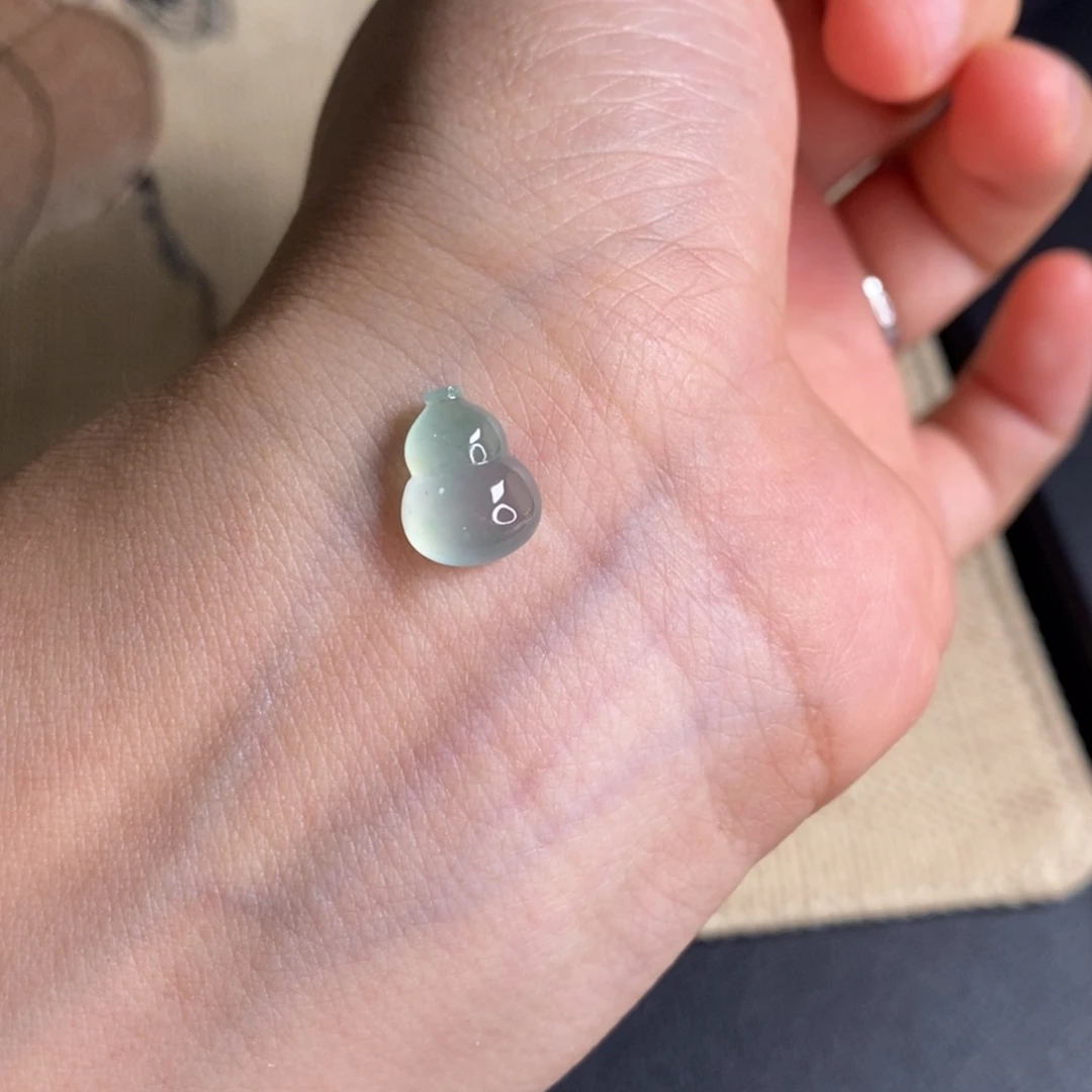 翡翠未镶嵌颈饰葫芦
