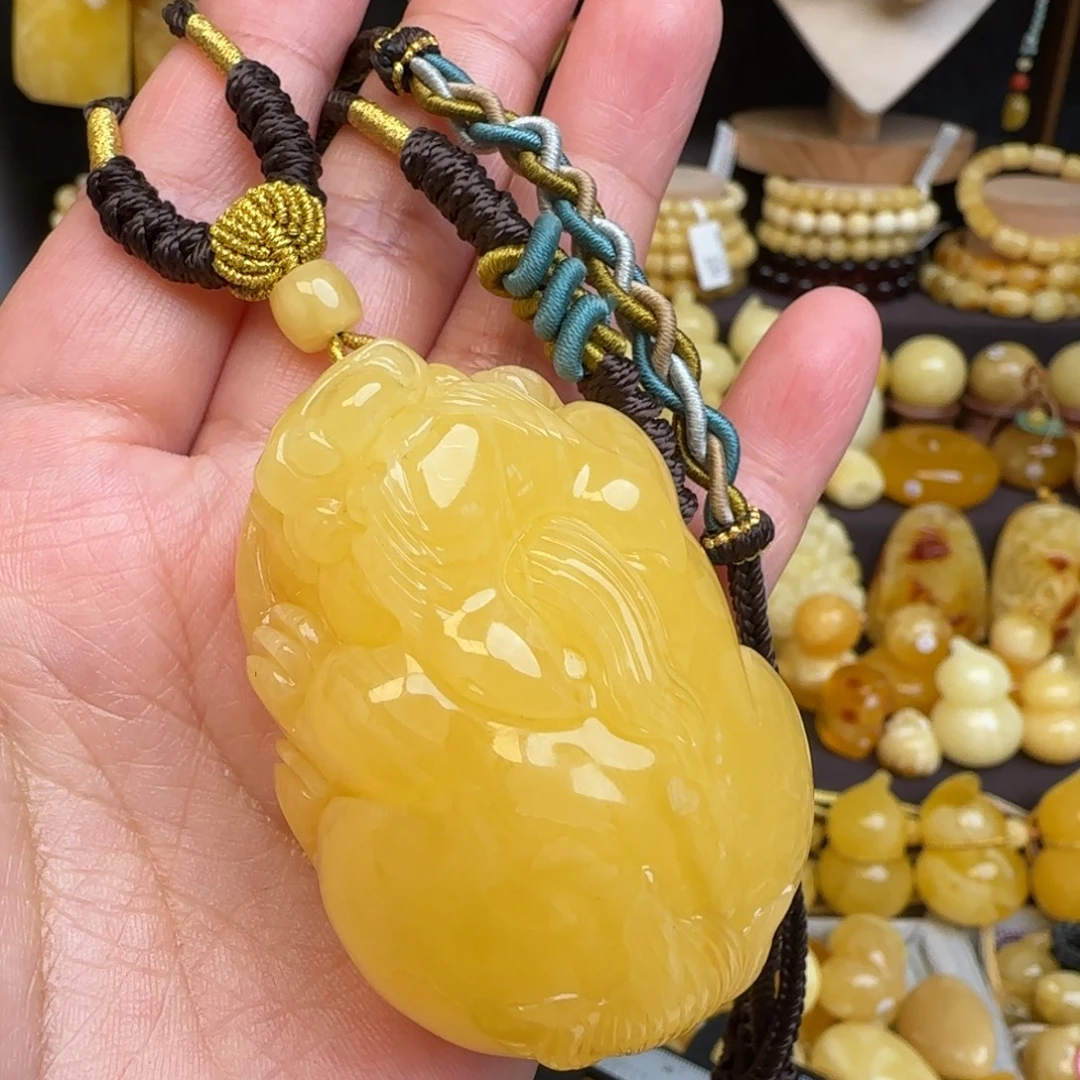 琥珀未镶嵌套链天然俄料鸡油黄蜜蜡貔貅吊坠
