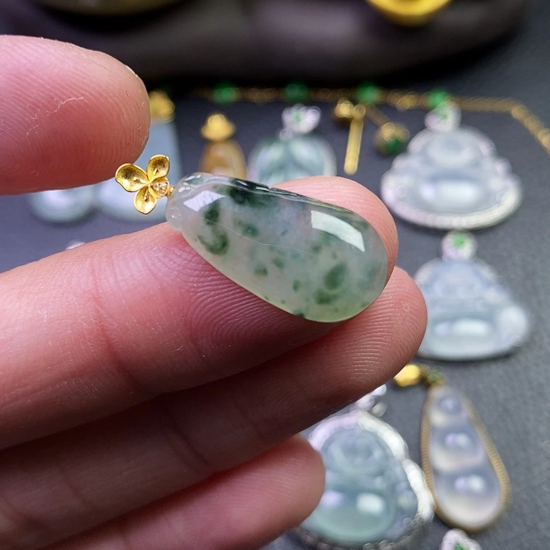 颈饰18K金镶嵌翡翠