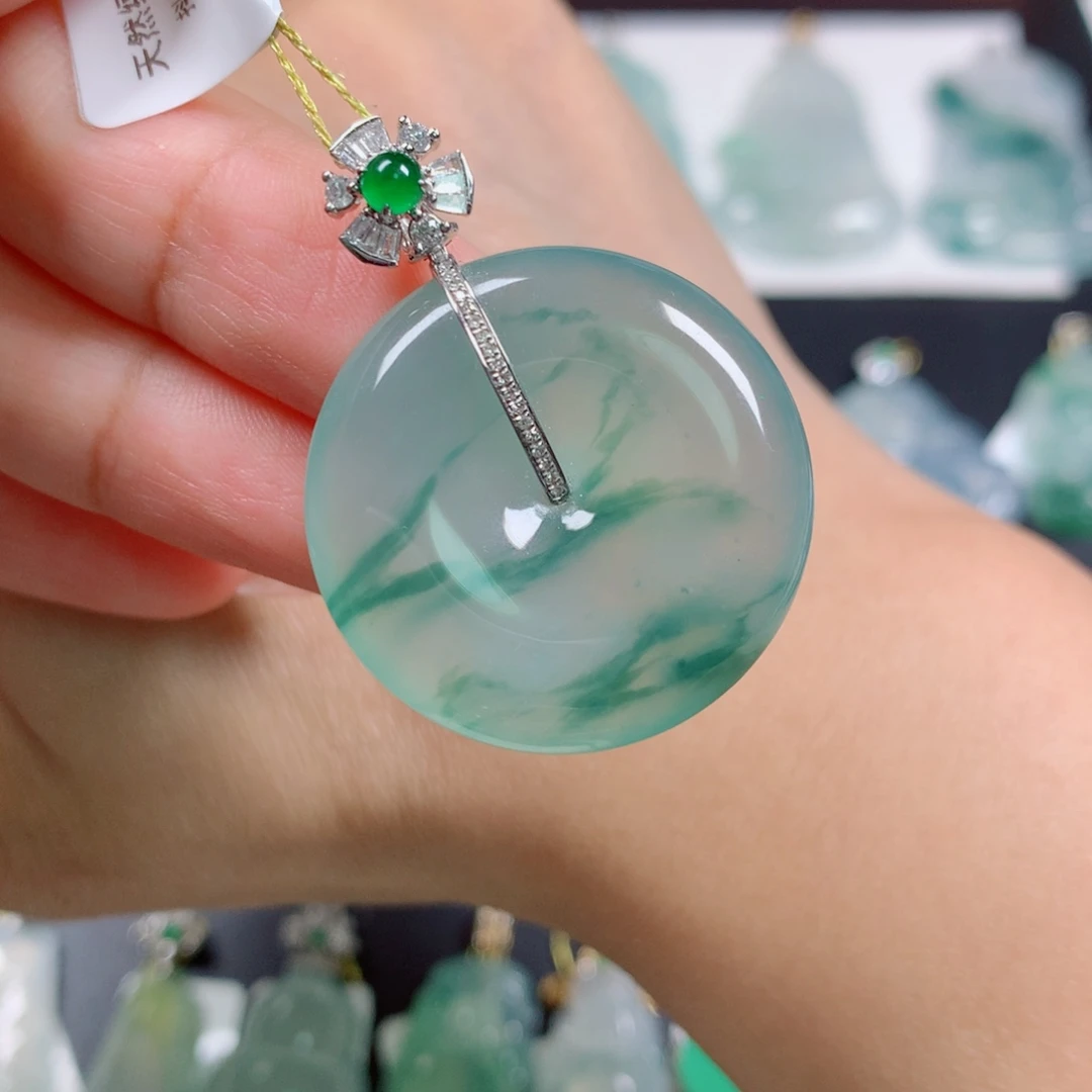 翡翠18K金镶嵌颈饰大扣子