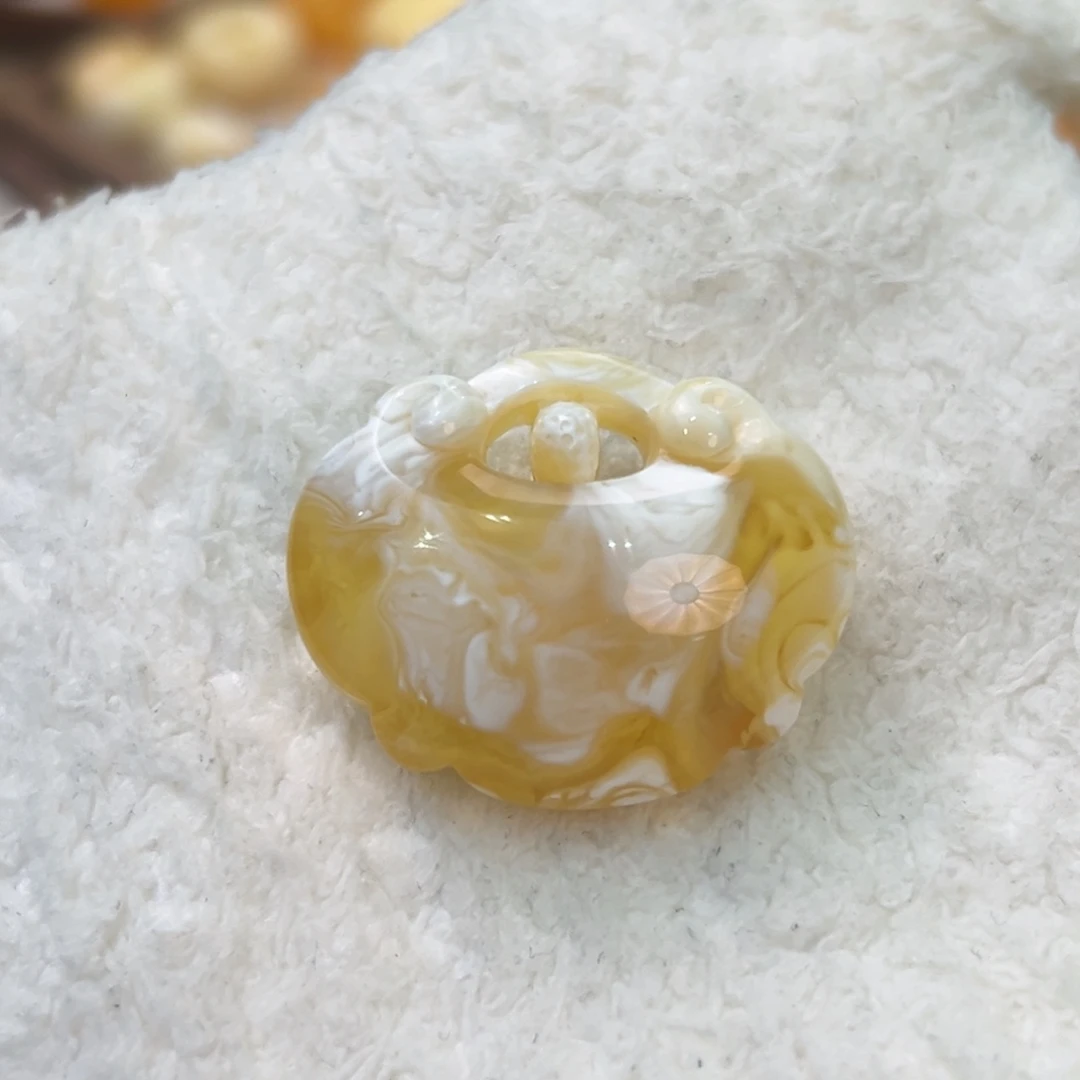 琥珀颈饰未镶嵌金瓷白溶洞妖如意锁