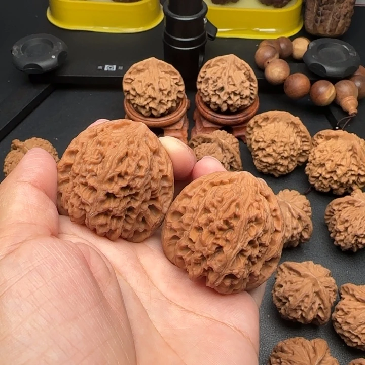 坦***风42尺微瑕南疆石文玩核桃