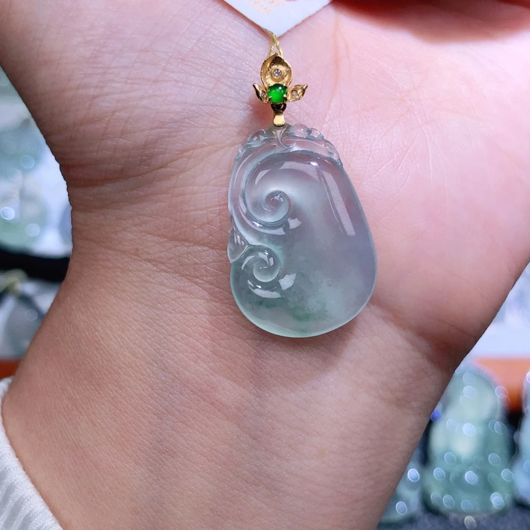 翡翠18K金镶嵌颈饰如意