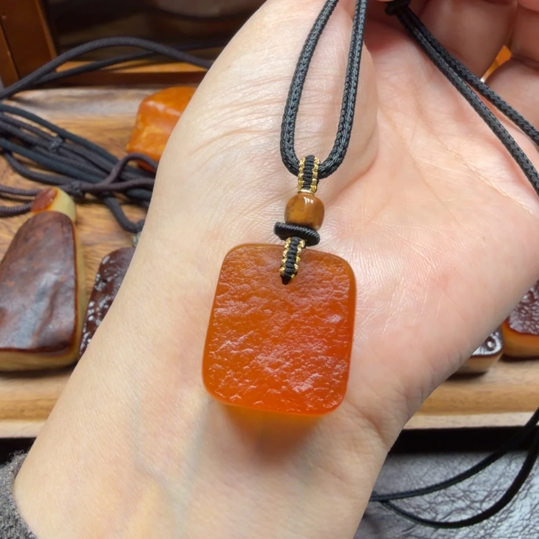 琥珀未镶嵌吊坠(赠链)