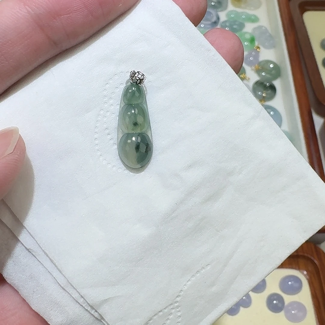 翡翠18K金镶嵌颈饰豆子