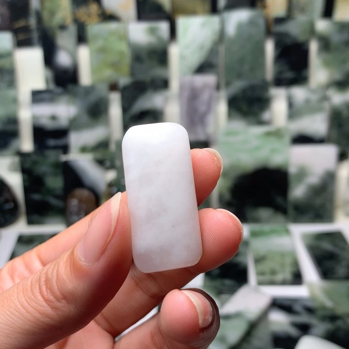 独山玉颈饰未镶嵌