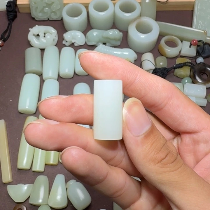 *****和田玉未镶嵌颈饰