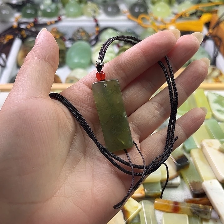 蛇纹石玉未镶嵌颈饰