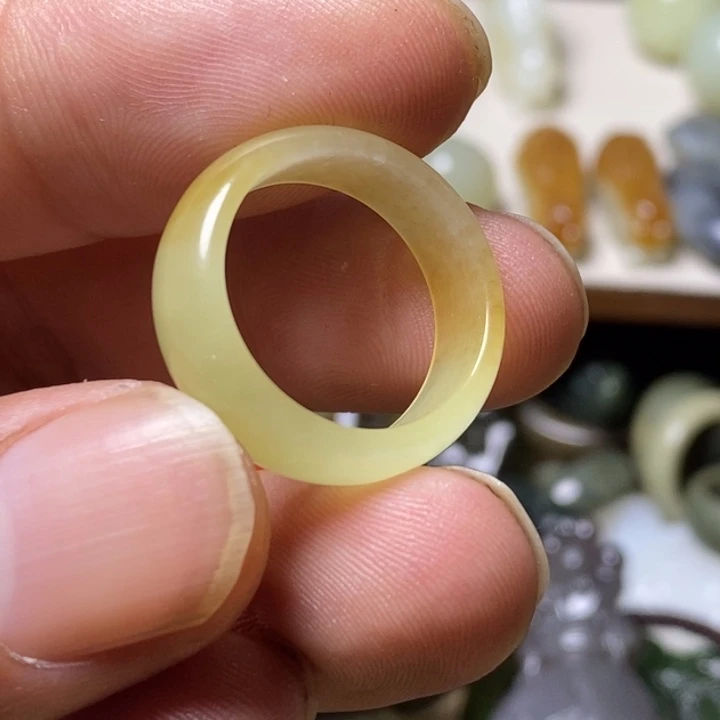 和田玉（糖玉）颈饰未镶嵌就*逗