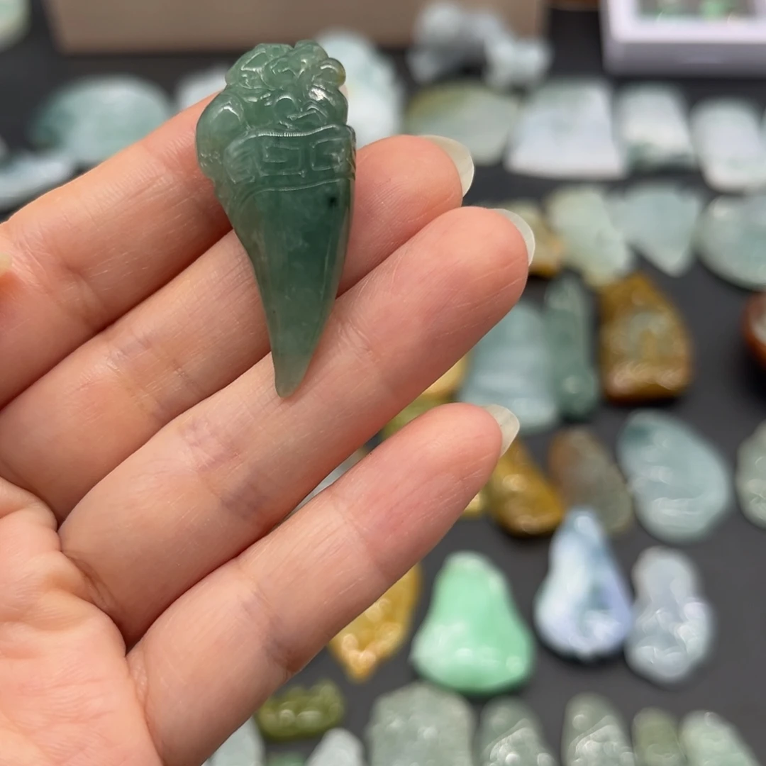 翡翠未镶嵌颈饰龙牙