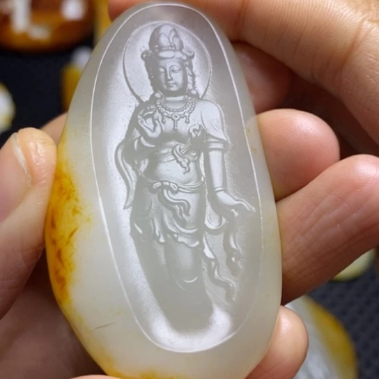 和田玉颈饰未镶嵌金**者