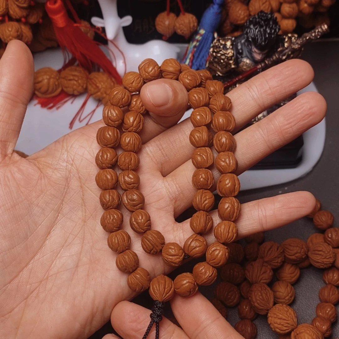 吊坠桃核桃枭手持1