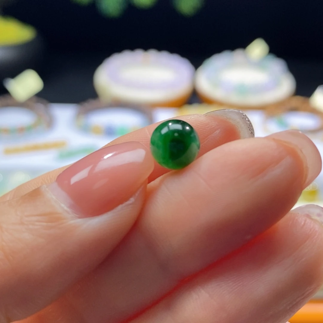 翡翠未镶嵌颈饰辣绿卡7.9mm