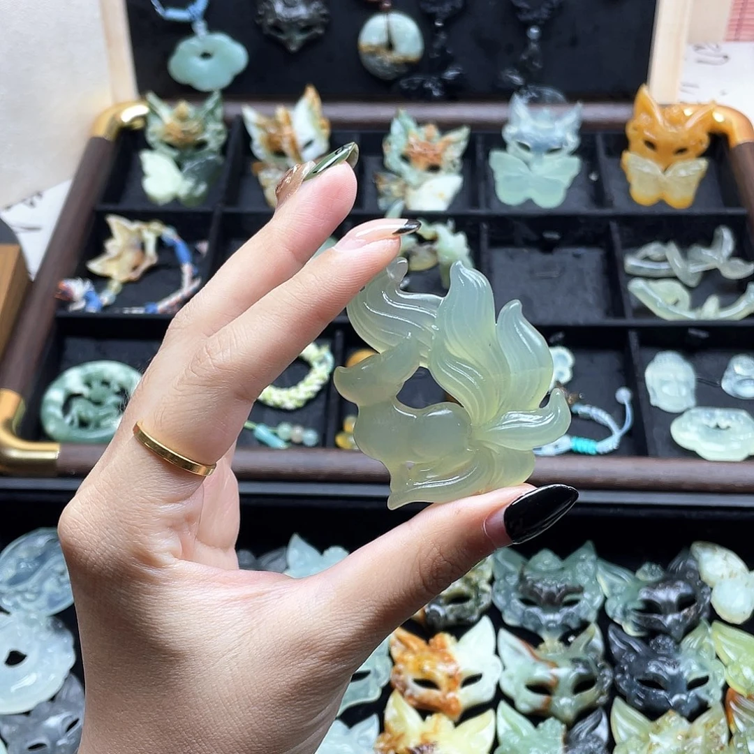蛇纹石玉未镶嵌颈饰九尾灵狐