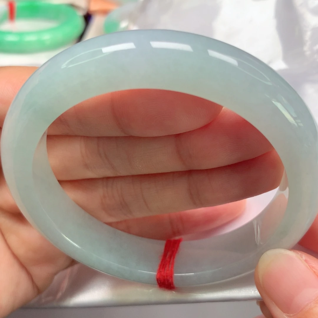 翡翠未镶嵌手镯冰胶细腻蓝底