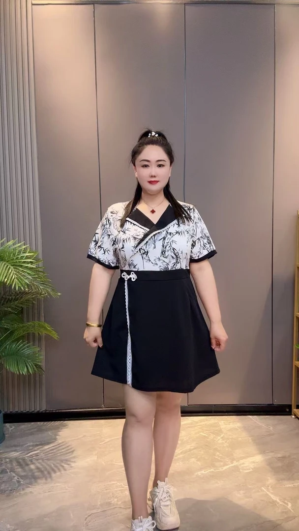 2025夏季新款时尚洋气翻领拼接盘扣开叉上衣+短裤（两件套）