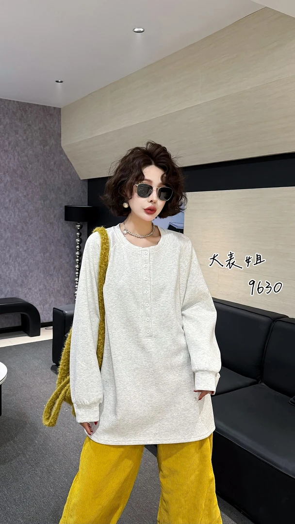 9630加大码圆领长袖T恤女冬新款小标排扣纯色休闲中长款打底大衫