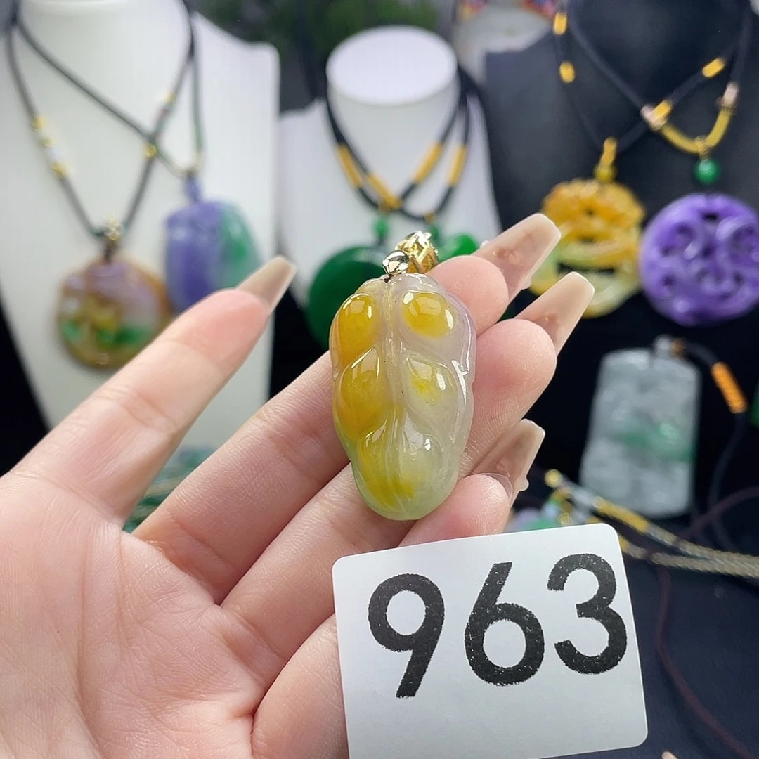 翡翠未镶嵌吊坠(赠链)