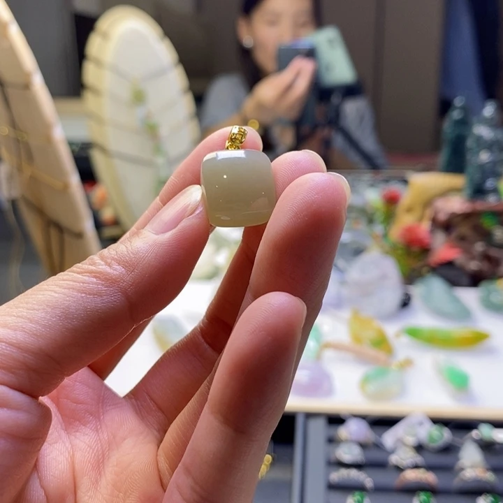 颈饰合金和田玉小方糖