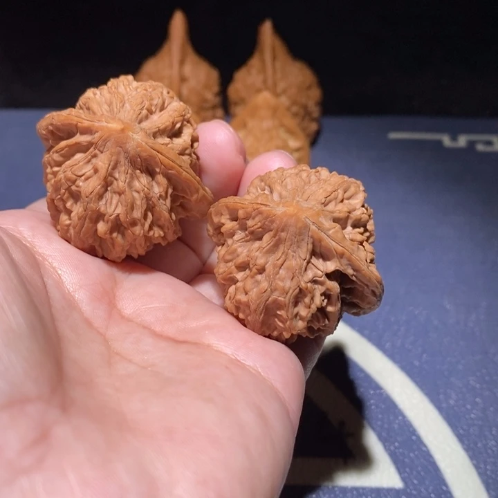 文玩核桃吊坠血灯笼