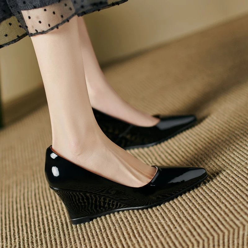 小香风坡跟鞋黑色软底真皮女鞋坡跟单鞋女2025新款尖头高跟鞋漆皮