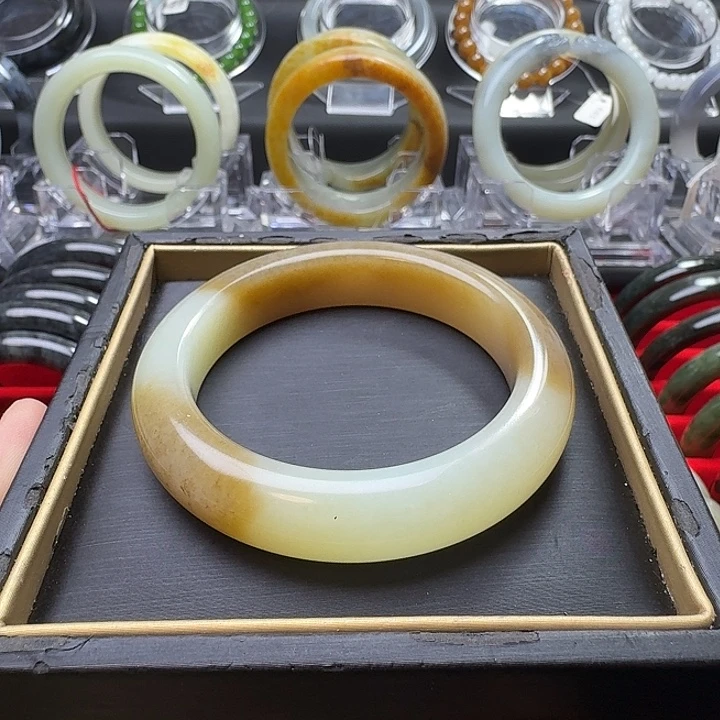 和田玉（糖玉）未镶嵌手镯