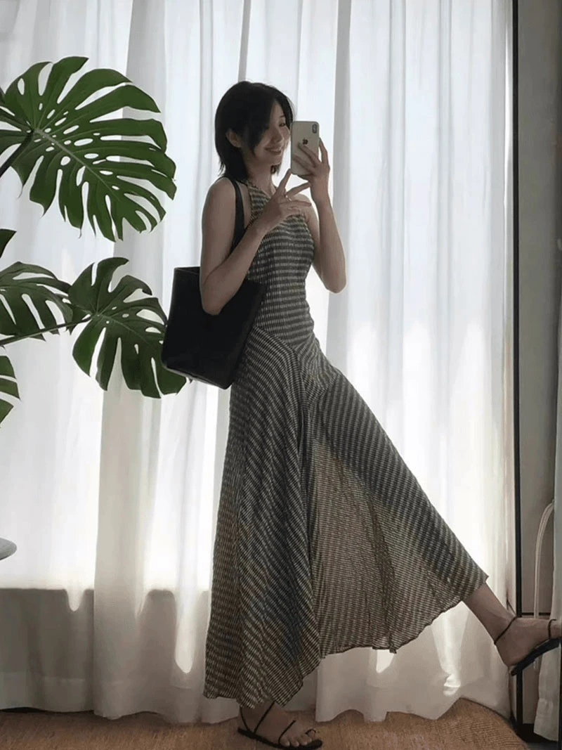 法式复古条纹高级感无袖连衣裙女夏季新款度假风气质显瘦开叉裙子