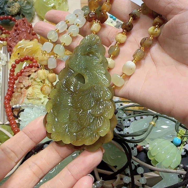 未镶嵌蛇纹石玉吊坠