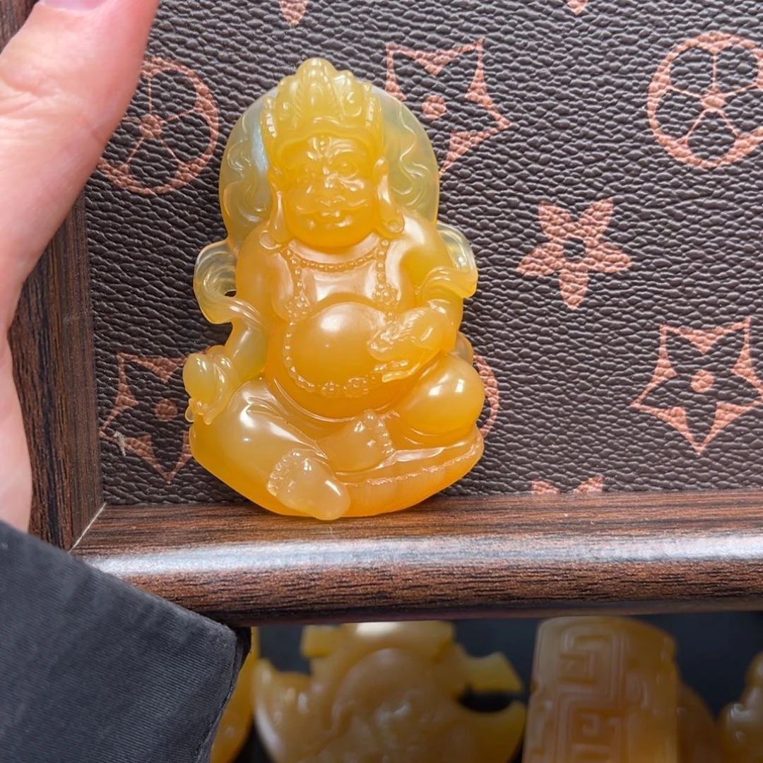 雪***豹石英质玉（缅黄）未镶嵌吊坠