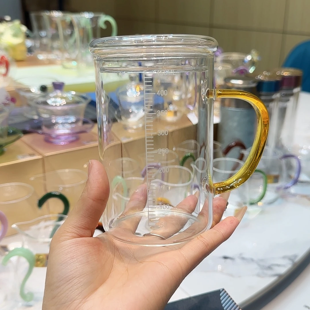 浅黄色刻度绿茶杯
