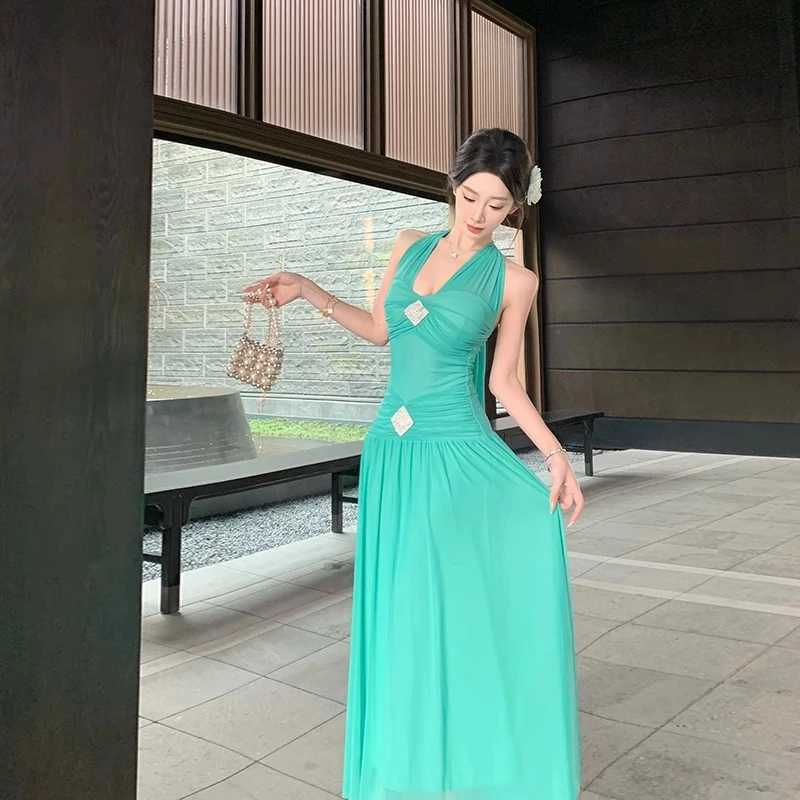 法式挂脖露背长裙夏季气质垂坠感露肩收腰钉珠V领连衣裙女高级感