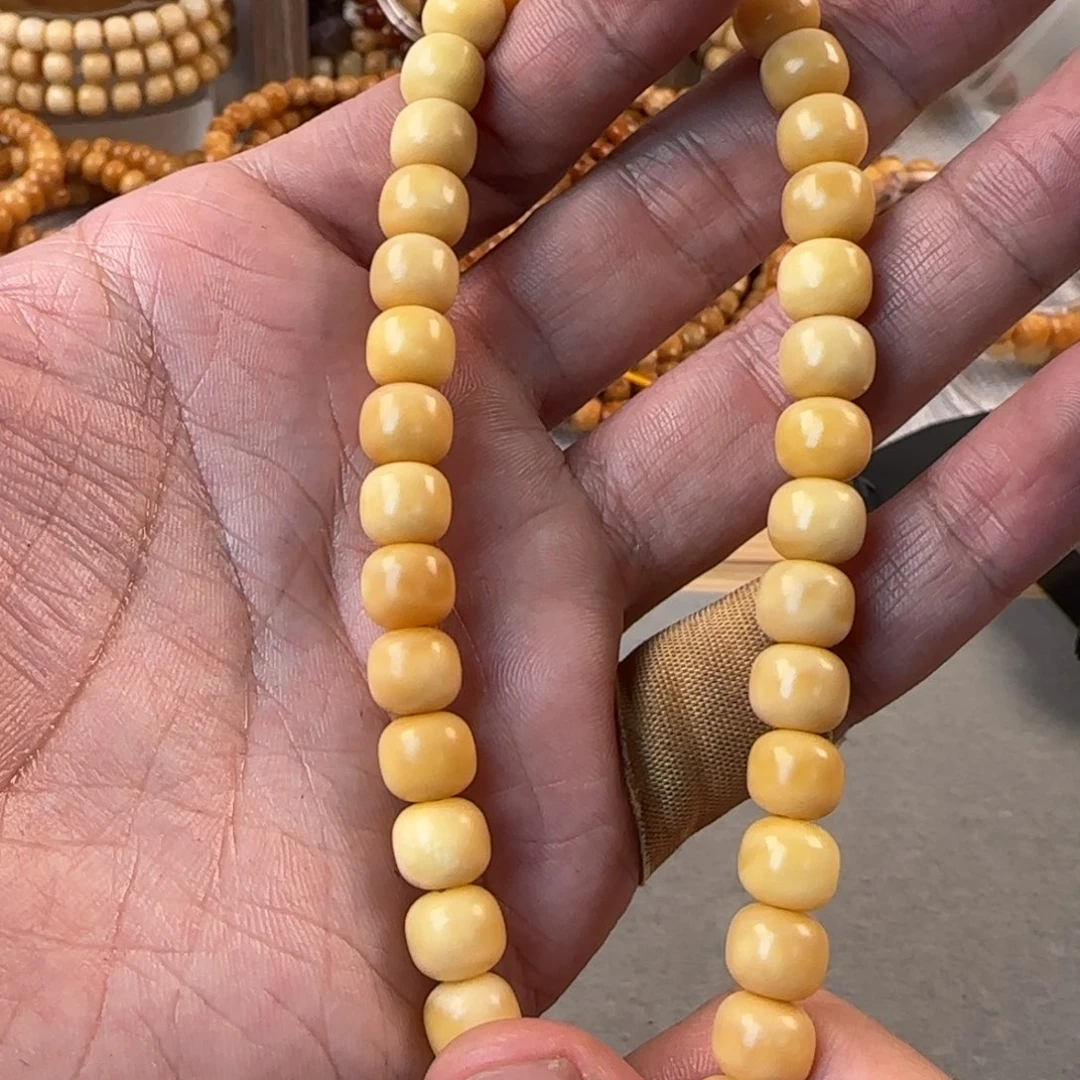 星月菩提吊坠9×8蛋黄玉化手持