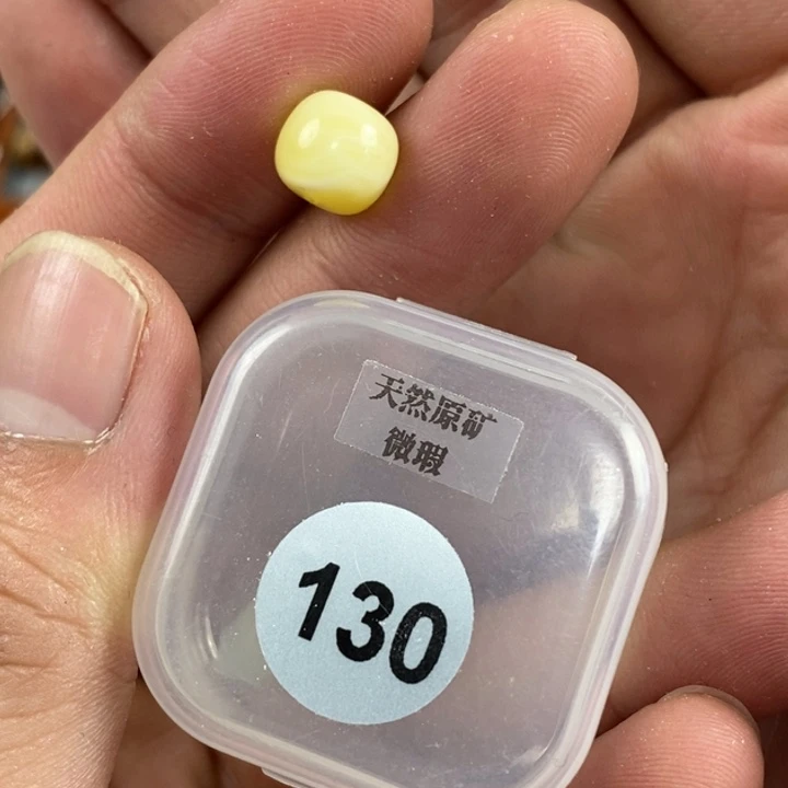 未镶嵌琥珀珠宝奇石