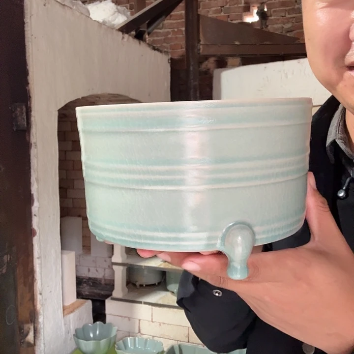 仿古釉的大号三足玄纹樽