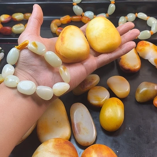 余***己和田玉未镶嵌颈饰