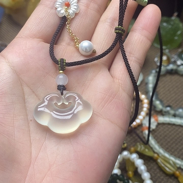 蛇纹石玉未镶嵌颈饰