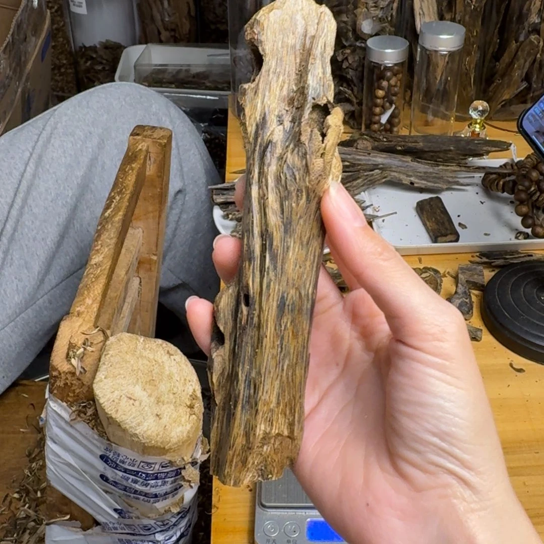 沉香沉香碎屑蓝宝石品种块料36克