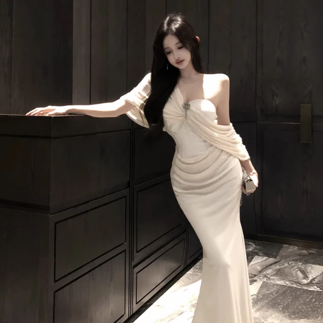 法式杏色无袖抹胸连衣裙女秋季修身纯欲鱼尾长裙礼服收腰包臀裙子