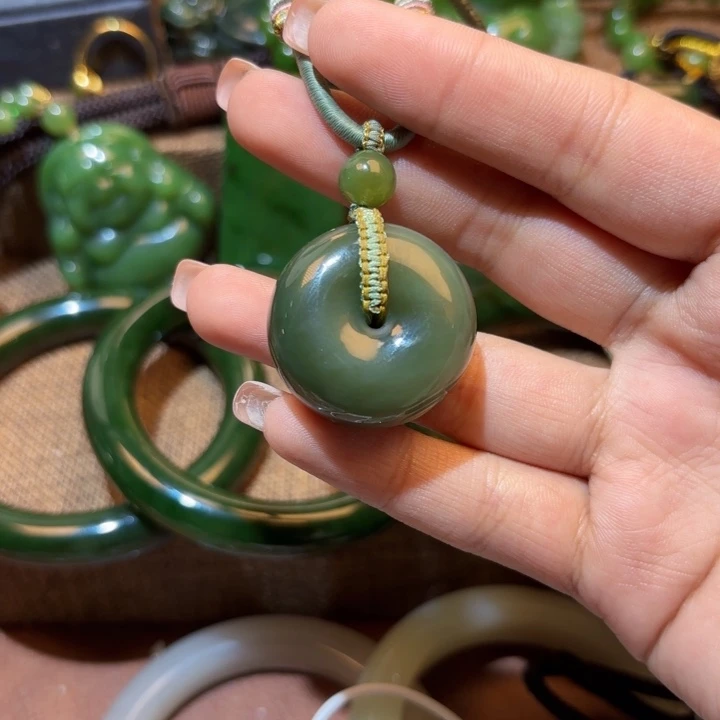 颈饰未镶嵌和田玉（碧玉）