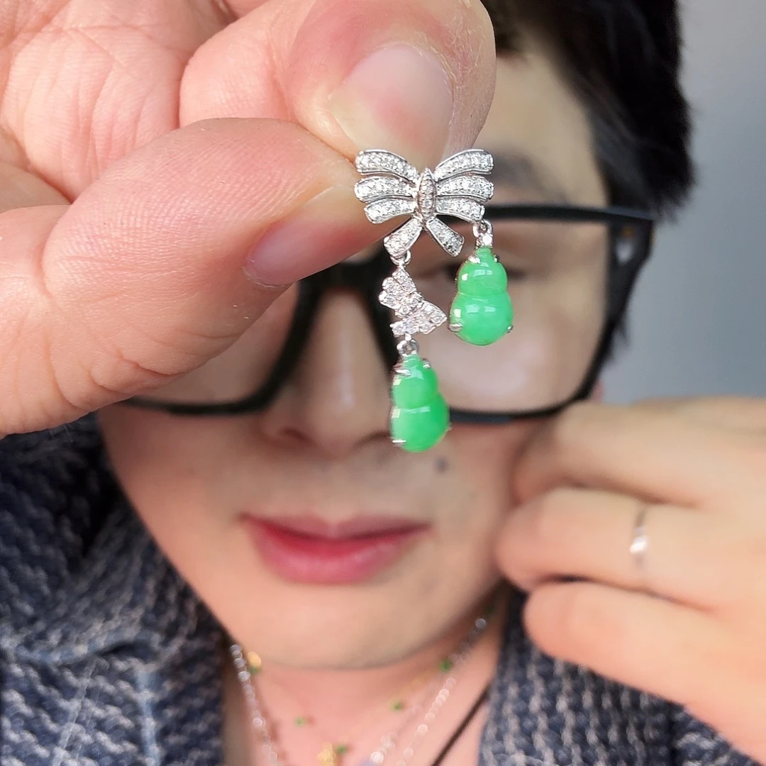 翡翠18K金镶嵌颈饰一件