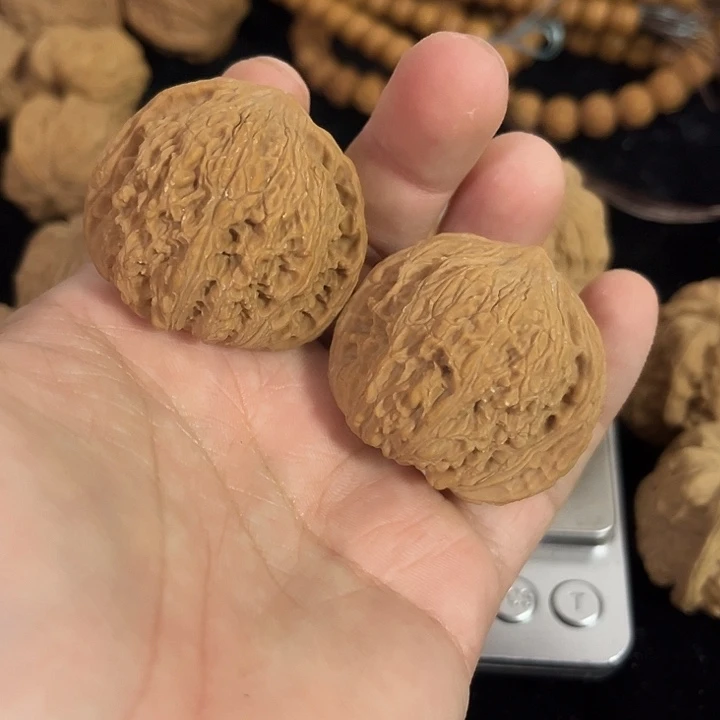 文玩核桃把件40左右微微瑕绣球，编号052